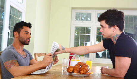 Der kanadische Twink Jake Bass und der lateinamerikanische Superhengst Bruno Bernal lutschen und vögeln sich gegenseitig