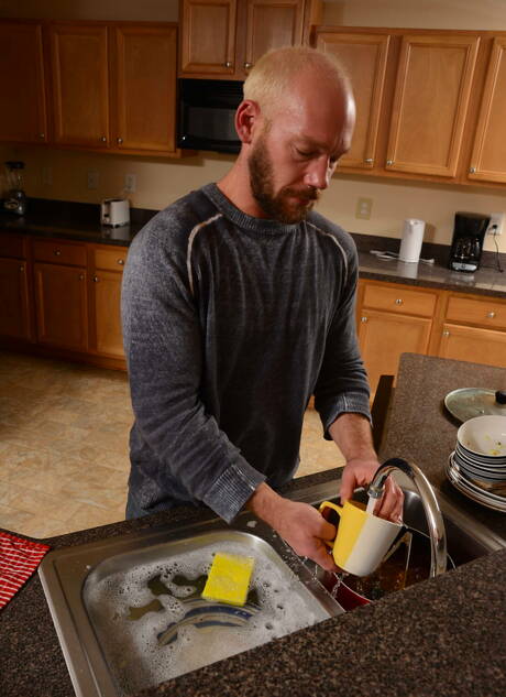 Zwei amerikanische Jungs, der attraktive Max Sargent und der schwule Bär Mike Tanner, haben in der Küche guten Analsex