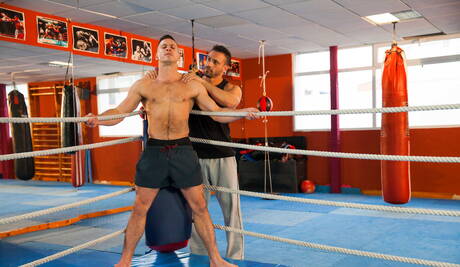 El supersemental inglés Paddy Obrian y el rudo argentino Flex follan después de una mamada