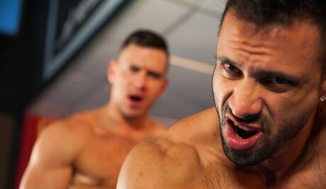 El supersemental inglés Paddy Obrian y el rudo argentino Flex follan después de una mamada