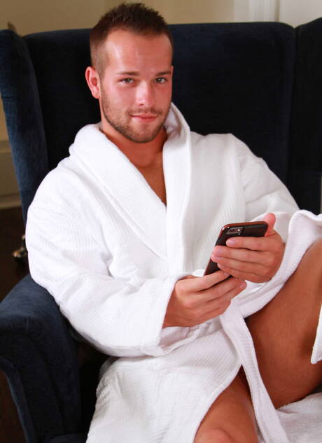 英國粗壯的傢伙 Luke Adams 和美國肌肉男 Cliff Jensen 吸吮後操屁股