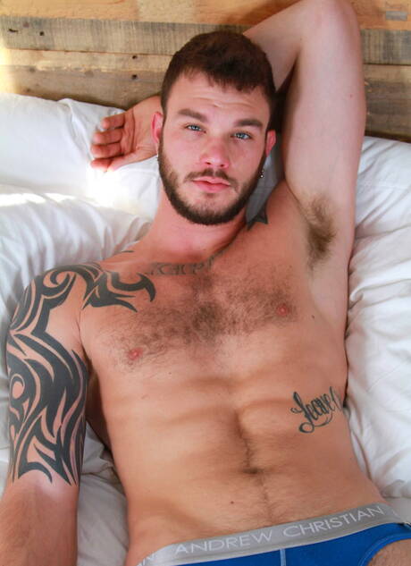 英國粗壯的傢伙 Luke Adams 和美國肌肉男 Cliff Jensen 吸吮後操屁股