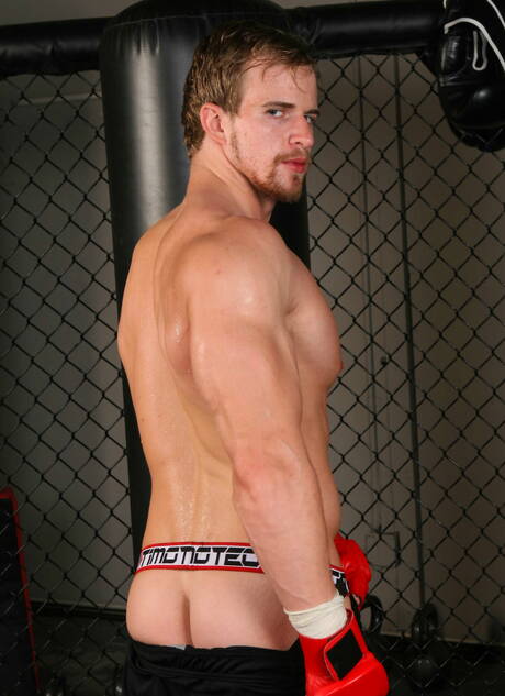 アメリカ人のハンキーな男キャメロン・フォスターとドイツのハスキーな男アレクサンダー・グスタボが熱いカップルセックスをする