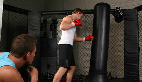 アメリカ人のハンキーな男キャメロン・フォスターとドイツのハスキーな男アレクサンダー・グスタボが熱いカップルセックスをする