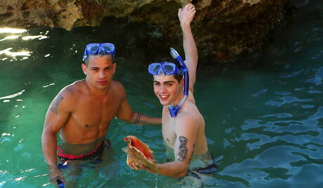 El forzudo canadiense Brent Everett y el forzudo Eric Clark hacen el amor en la playa