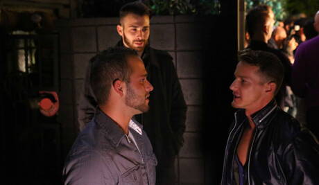 De knappe Britse Luke Adams en de goed gebouwde Hongaarse Darius Ferdynand neuken elkaars kont na het zuigen