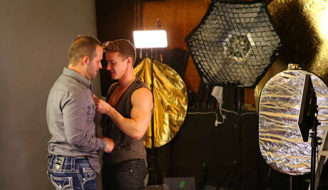 De knappe Britse Luke Adams en de goed gebouwde Hongaarse Darius Ferdynand neuken elkaars kont na het zuigen