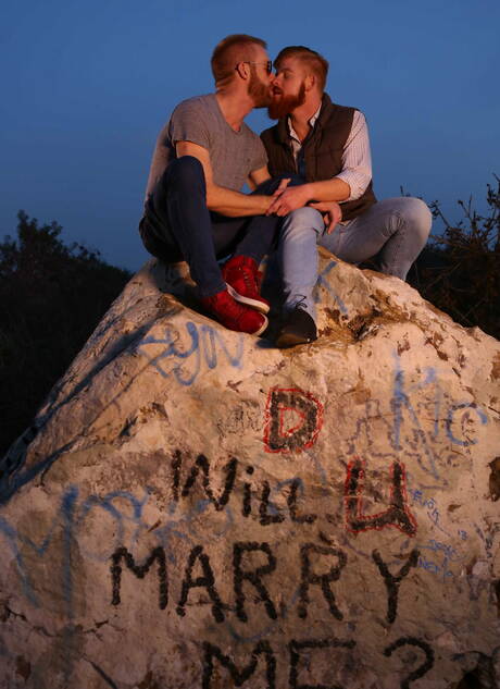 Der muskulöse Amerikaner Bennett Anthony und der muskulöse Kanadier Christopher Daniels lutschen und ficken sich gegenseitig im Freien