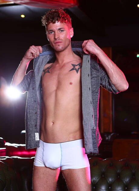 Engelse strongman Paddy Obrian en superstud Mckensie Cross zuigen en neuken elkaar