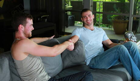 Die netten amerikanischen Freunde Jarec Wentworth, ein haariger Hengst, und Brandon Moore, ein kräftiger Kerl, bei einer heißen Arschfick-Action