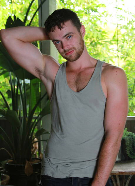 Die netten amerikanischen Freunde Jarec Wentworth, ein haariger Hengst, und Brandon Moore, ein kräftiger Kerl, bei einer heißen Arschfick-Action