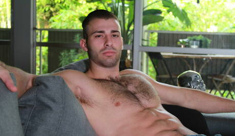 Die netten amerikanischen Freunde Jarec Wentworth, ein haariger Hengst, und Brandon Moore, ein kräftiger Kerl, bei einer heißen Arschfick-Action