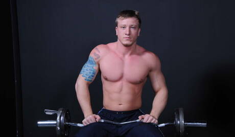 Dwóch amerykańskich facetów uprawia seks analny z Jaxtonem Wheelerem i muskularnym Tomem Faulkiem na świeżym powietrzu