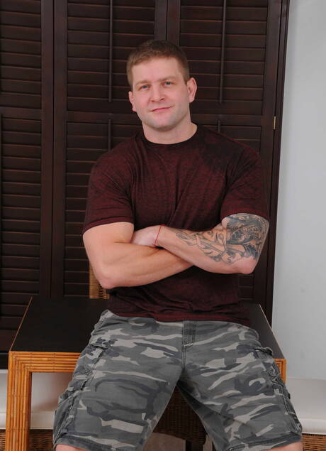 美國好兄弟 Trent Ferris 和成熟熊 Colby Jansen 在廚房做愛