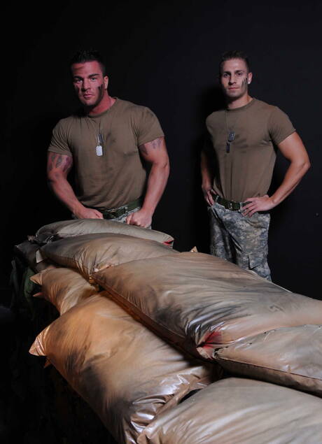 Hübsche amerikanische Jungs, der starke Bulle Braden Charron und der muskulöse Logan Vaughn bohren einen Arsch