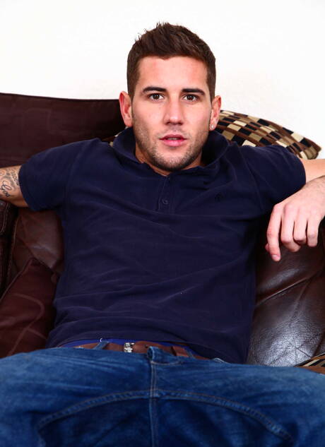 De goed gebouwde Engelse Dan Broughton en de gespierde Rick Bauer neuken elkaar in hun kont na het zuigen van een lul