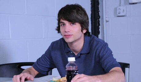 섹시한 미국 남자, 예쁜 남자 카일러 벤츠와 터프한 남자 지미 존슨이 딕을 빨고 난 뒤 섹스를 하다