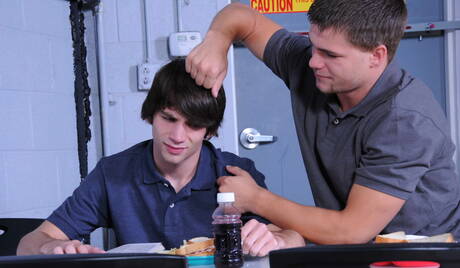 Les beaux mecs américains Kyler Benz et Jimmy Johnson baisent après avoir sucé une bite