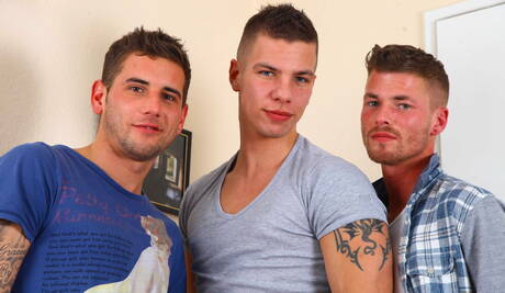 恥知らずな少年ポール・ウォーカー、マッケンジー・クロス、ダン・ブロートンがお互いを吸ったりファックしたりしている