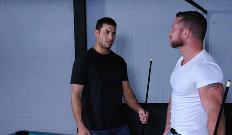 Les gentils mecs américains Ricky Decker et Charlie Harding ont une bonne relation sexuelle en extérieur