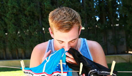 Der amerikanische Bodybuilder Tyler Saint und Ryan Raz haben heißen Analsex im Freien