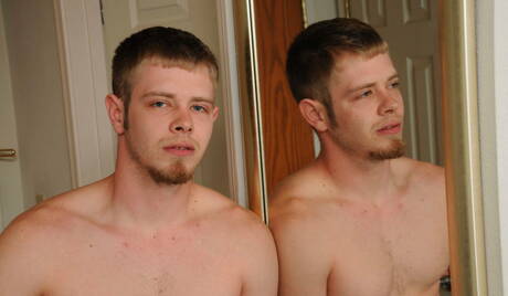 I simpatici amici americani, il super stallone Tom Faulk e il muscoloso Steve Stiffer, fanno sesso di coppia all