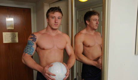 Os simpáticos amigos americanos, o supergaranhão Tom Faulk e o musculoso Steve Stiffer, fazem sexo quente ao ar livre