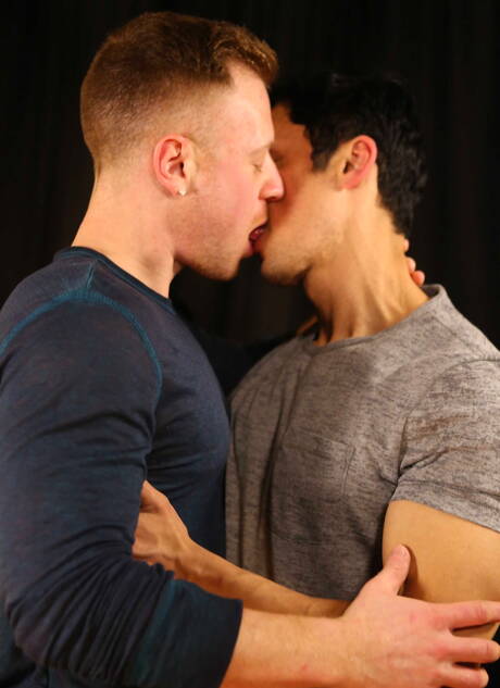 Der attraktive Brasilianer Rafael Alencar und der amerikanische Schönling Saxon West beim heißen Analsex