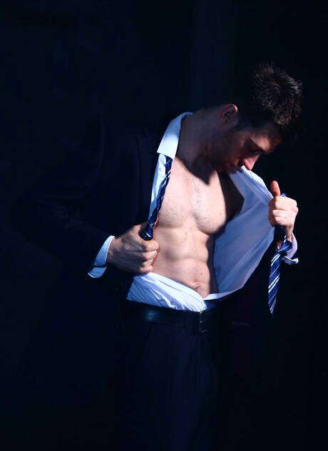 La loutre australienne Woody Fox et le beau gosse Justin Blake dans une action homosexuelle torride