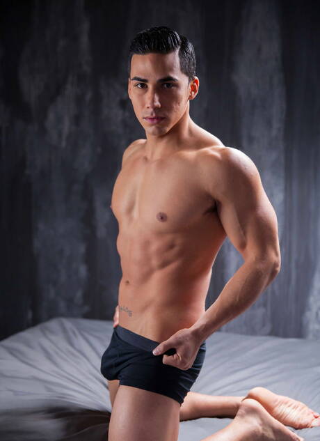 O latino bem constituído Topher Di Maggio e o robusto russo Dato Foland fazem sexo quente