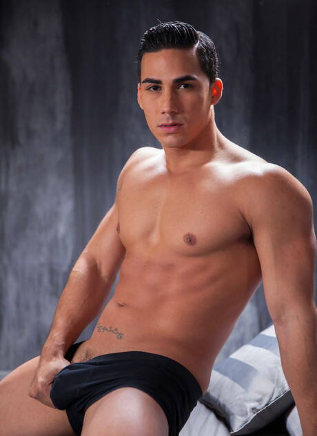 Men.com: Latino well-built Topher Di Maggio and russian husky guy Dato Foland have a hot sex