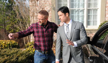 Der brasilianische Muskelprotz Rafael Alencar und der amerikanische Otter Jack Radley in einer heißen Homosexuellenszene im Freien