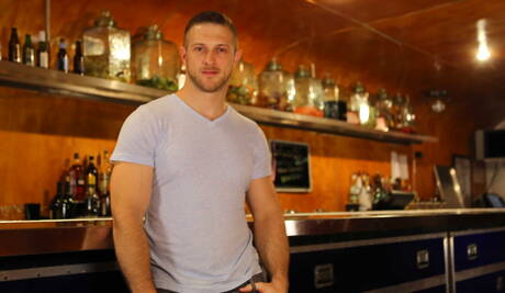 Amerikaanse stier Paul Wagner en Britse sterke man Luke Adams hebben een hete koppelscène