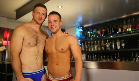 Amerikaanse stier Paul Wagner en Britse sterke man Luke Adams hebben een hete koppelscène