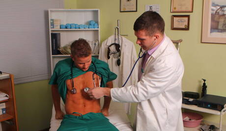 Der kräftige Amerikaner Hayden Richards und der Superhengst Ian stürzen sich mit Fisting auf den Schwanz