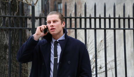 Der amerikanische haarige Bär Aaron Bruiser und der muskulöse Jake Henrikson haben Analsex unter der Dusche