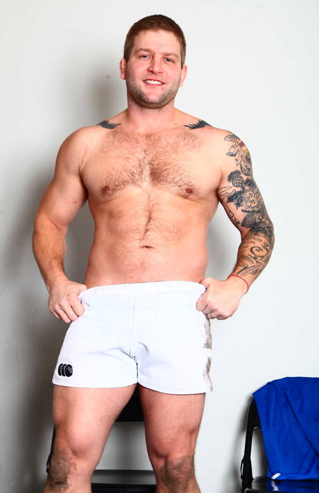 アメリカのゲイのクマ、コルビー・ジャンセンとオーストラリアの毛深いスタッド、ウッディ・フォックスが屋外でお互いを吸ったり、ファックしたりします