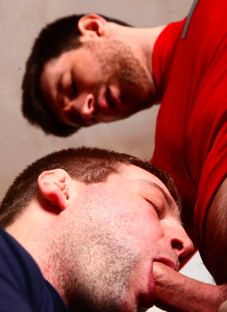 アメリカのゲイのクマ、コルビー・ジャンセンとオーストラリアの毛深いスタッド、ウッディ・フォックスが屋外でお互いを吸ったり、ファックしたりします