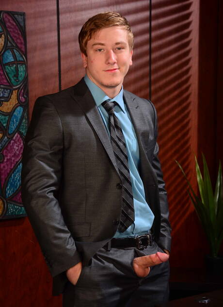 Dois caras americanos, o robusto Connor Maguire e o bonitão Tom Faulk, fodem a bunda depois de chupar um pau