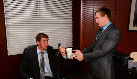 Dois caras americanos, o robusto Connor Maguire e o bonitão Tom Faulk, fodem a bunda depois de chupar um pau