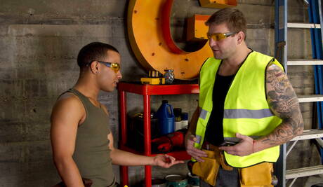 Heiße amerikanische Jungs, der heiße Bär Colby Jansen und der bullige Trelino ficken nach einem interracial Blowjob