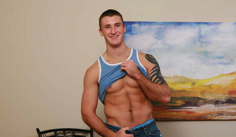 Zwei amerikanische Typen, der attraktive Connor Kline und der Hengst Topher Di Maggio, ficken sich in den Arsch, nachdem sie einen Schwanz gelutscht haben