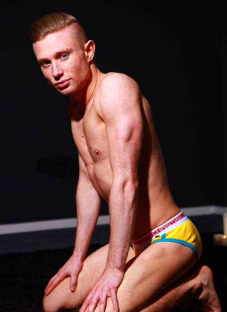 斯洛伐克健壯的傑伊·羅伯茨和強壯的男人賈斯汀·布萊克吸吮雞巴後操屁股