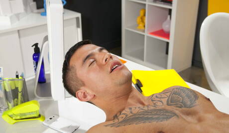 Der heiße amerikanische Kraftprotz Topher Di Maggio und der kräftige Joey Rico ficken nach dem Blowjob