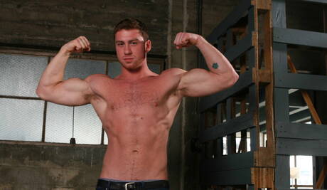 Les mecs sexy Connor Maguire, Phenix Saint et Colby Keller dans un trio de sexe hard