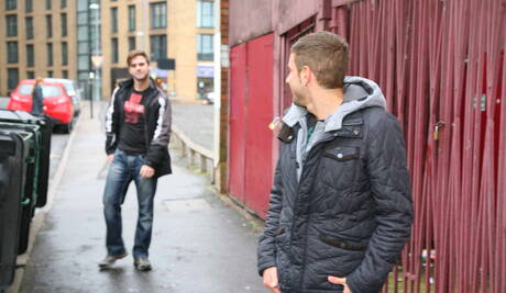 Engelse hengst Dan Broughton en Canadese stoere kerel Gabriel Clark hebben anale seks buiten