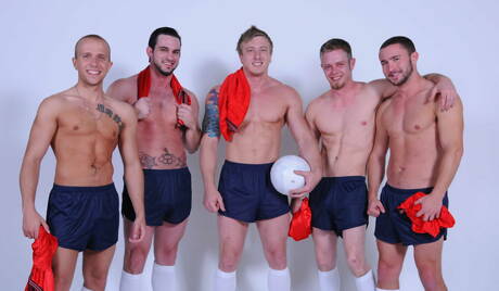 Colt, Tom Faulk, Phenix, Steve Stiffer, Rob Ryder in una scena bollente di sesso orale e anale