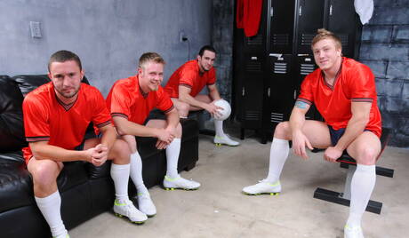 Colt, Tom Faulk, Phenix, Steve Stiffer, Rob Ryder in una scena bollente di sesso orale e anale