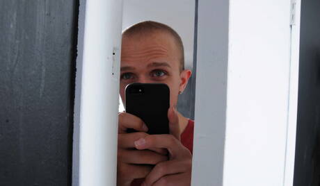 Due ragazzi americani, il muscoloso Colt Rivers e lo stallone Phenix Saint, si succhiano e si scopano a vicenda sotto la doccia