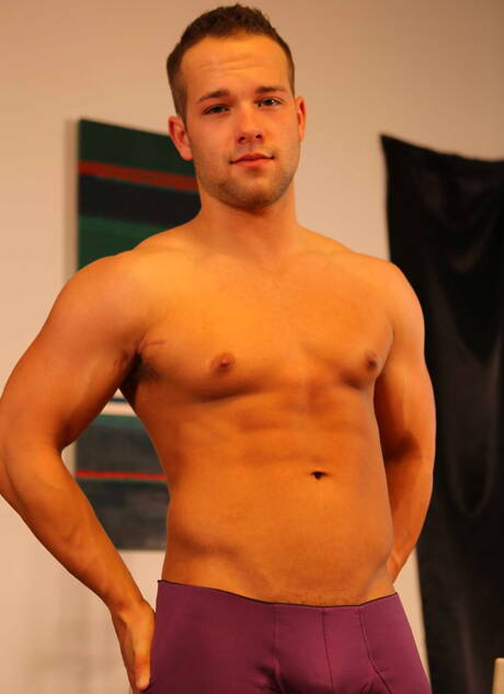 Le costaud britannique Luke Adams et le costaud américain Jake Wilder ont des relations sexuelles anales